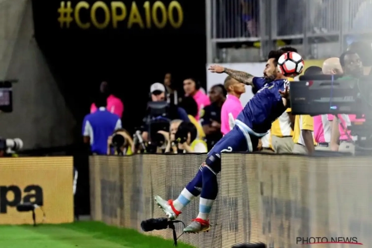 VIDEO: Pijnlijk! Lavezzi valt over reclamebord, breekt arm én mist finale