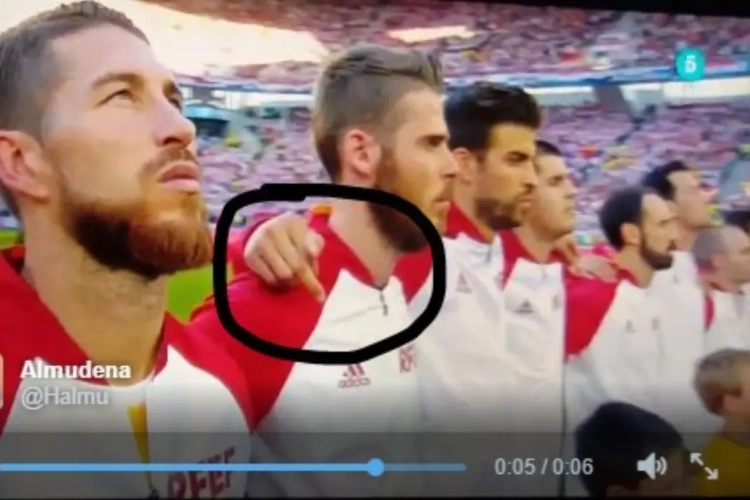 Piqué komt met een wel erg vreemde uitleg voor middelvinger