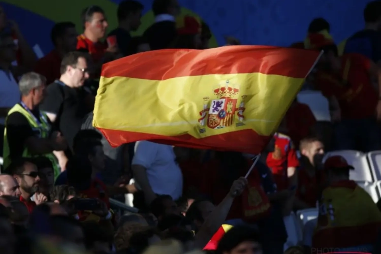 Spaanse fan wordt in beeld genomen en... toont haar borsten aan Europa!