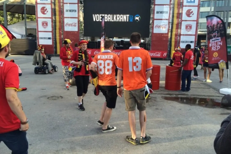 Belgen en Nederlanders verbroederden op Football Plaza in Antwerpen en maakten er een groot feest van