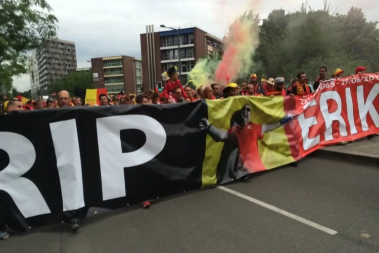 VIDEO: Vaarwel Erik Reynaerts! Honderden fans gaven de grondlegger van 1895 een laatste eerbetoon