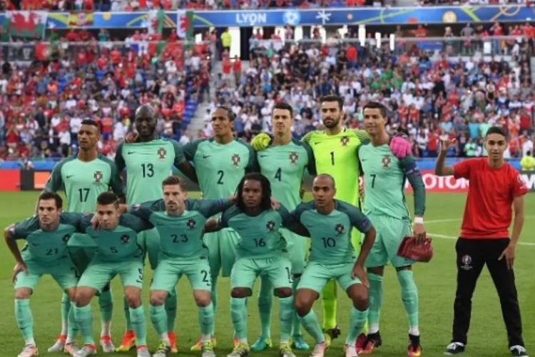 In beeld: deze jongen steelt de show met geweldige photobomb Portugal