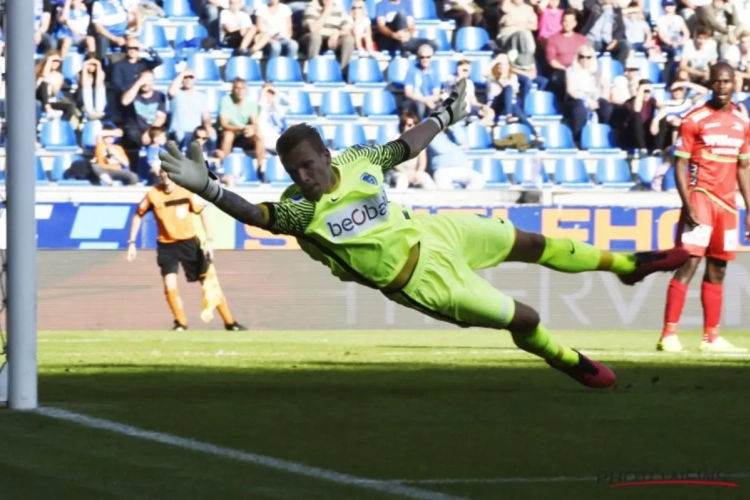 Maes is helemaal niet tevreden en tikt fans van Genk op de vingers