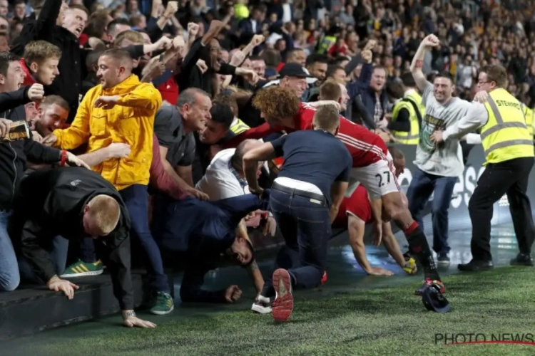 Fellaini toont zich van mooiste kant en helpt vrouwelijke fan na viering doelpunt