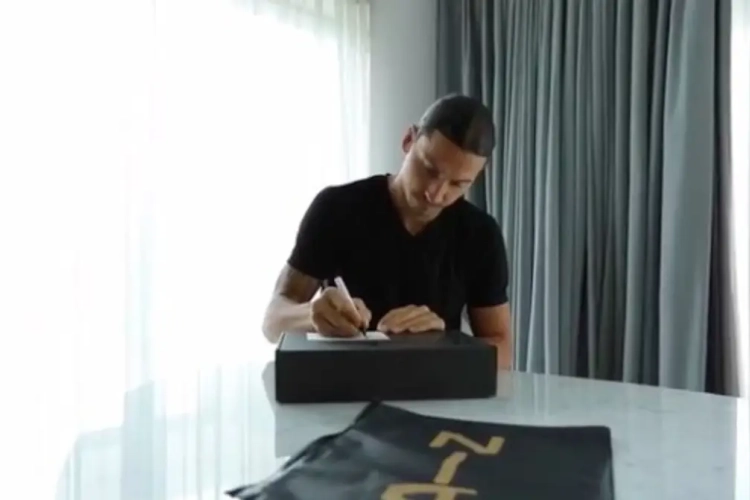 Ibrahimovic deelt in aanloop naar Manchester derby een grappig steekje uit aan City