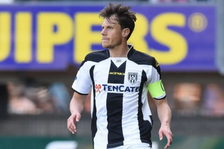 Opmerkelijk: Nederlander scheurt kruisband... en speelt match uit