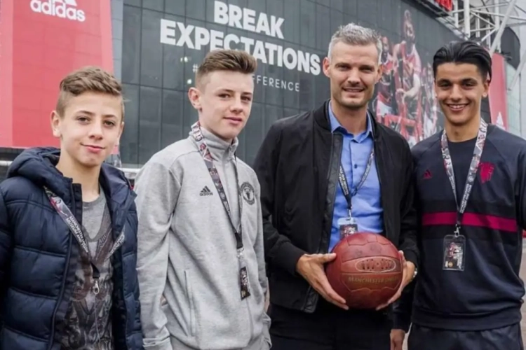 VIDEO: Belgisch United-talent pakt uit met wereldsave