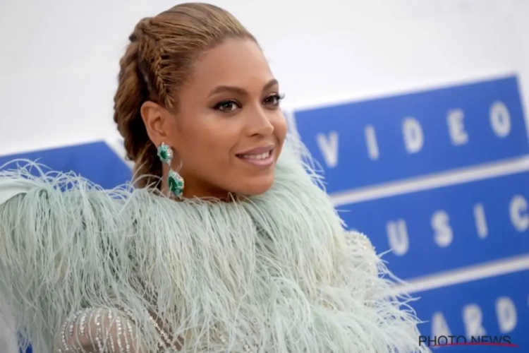 Op dit uur mag het al wat meer zijn: deze knappe topzangeres mag kuiten van Stef Peeters masseren