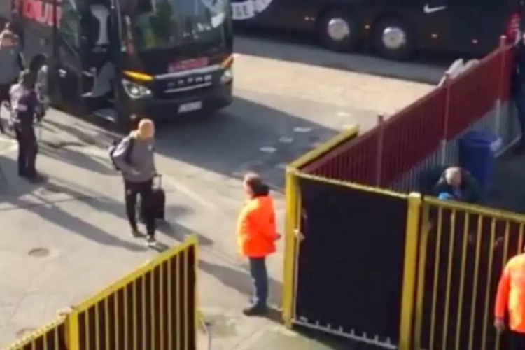 Video: fan Club Brugge dolt op geniale wijze met Deschacht, die er wel kan om lachen