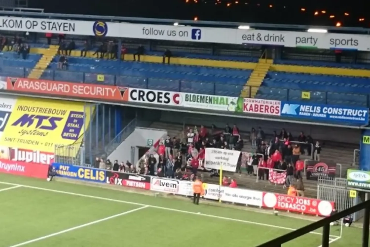 Zulte Waregem én thuisploeg STVV hekelen met érg duidelijke spandoeken het midweekvoetbal
