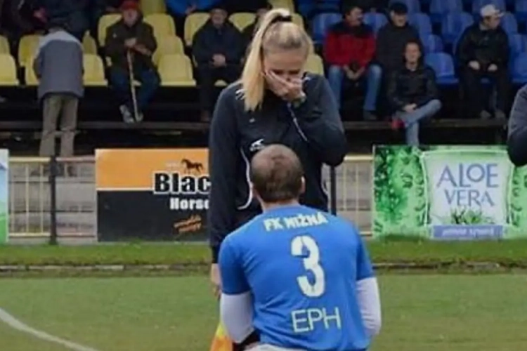 Zie je het in België al gebeuren? Speler vraagt... lijnrechter ten huwelijk