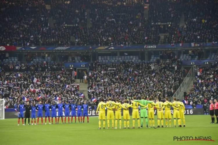 Indrukwekkende minuut stilte in Stade de France voor slachtoffers van terreuraanslagen van vorig jaar