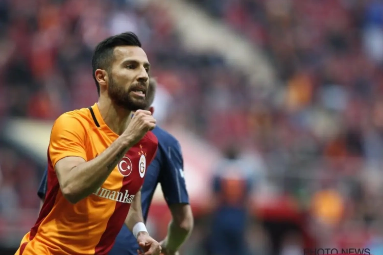 RESPECT: Galatasaray-spits viert doelpunt op innige en emotionele wijze met enkele politieagenten