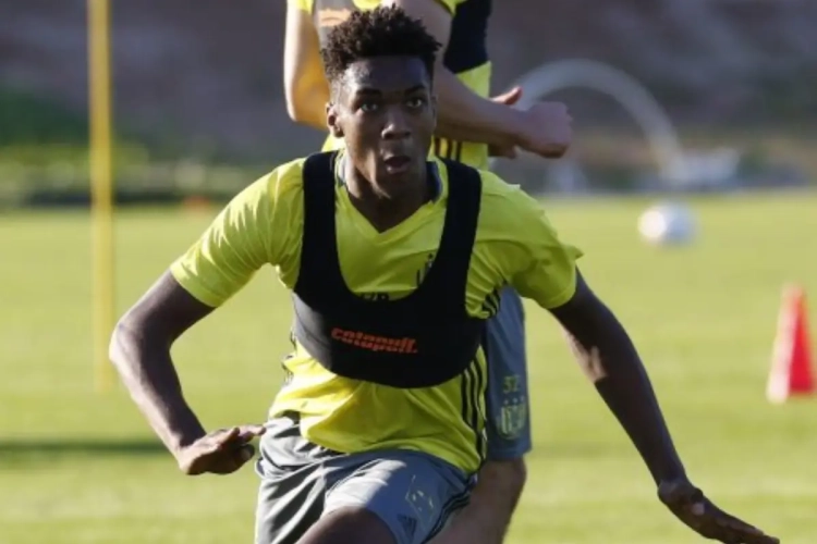 Weiler laat één jongere met mondjesmaat proeven van profvoetbal