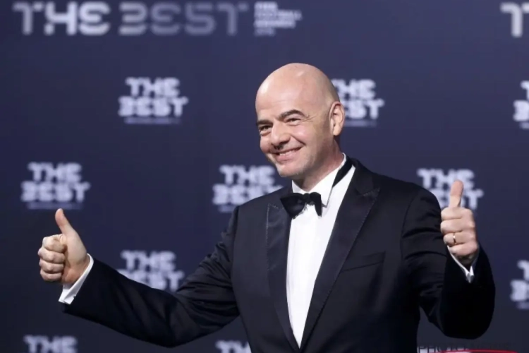 Infantino spreekt de pers toe 