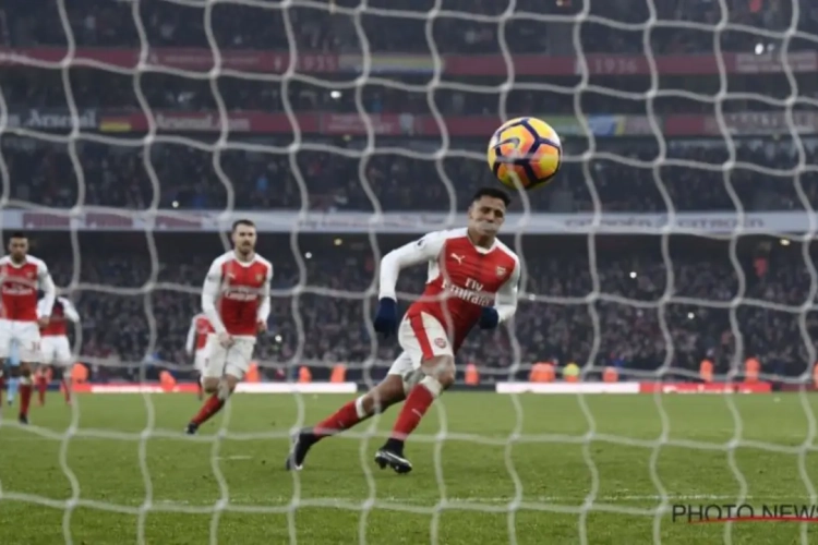 VIDEO: Alexis Sanchez wordt voorlopig topschutter na handsbal en penalty