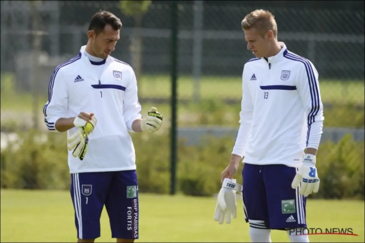 Belgische goalie slikt bittere pil: "Hier op de bank zitten is anders dan bij Anderlecht"