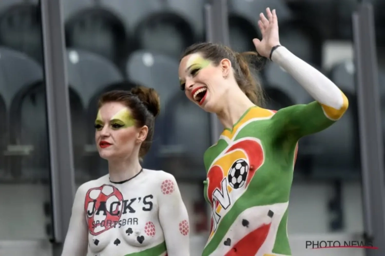 Op dit uur mag het al wat meer zijn: naakte vrouwen op veld Oostende: "Mooie poepkes, hé Tom Coninx?"