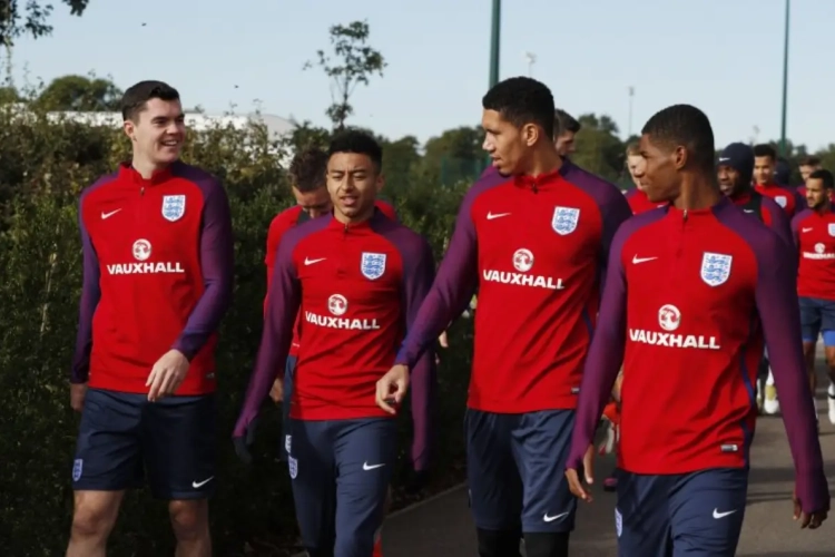 OFFICIEEL: Everton haalt uit en evenaart clubrecord voor transfer van Engelse international