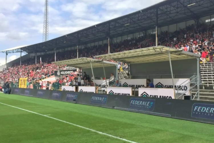 Het is eens wat anders: Antwerp posteert de pers eenmalig voor de imposante spionkop