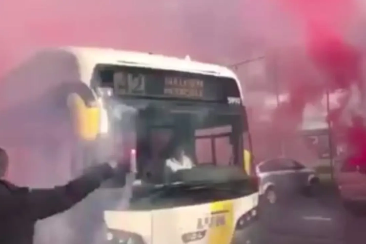 Busje komt zo? Kortrijk reageert met de glimlach op blunder van supporters: "Mis de bus naar de Heizel zeker niet!"