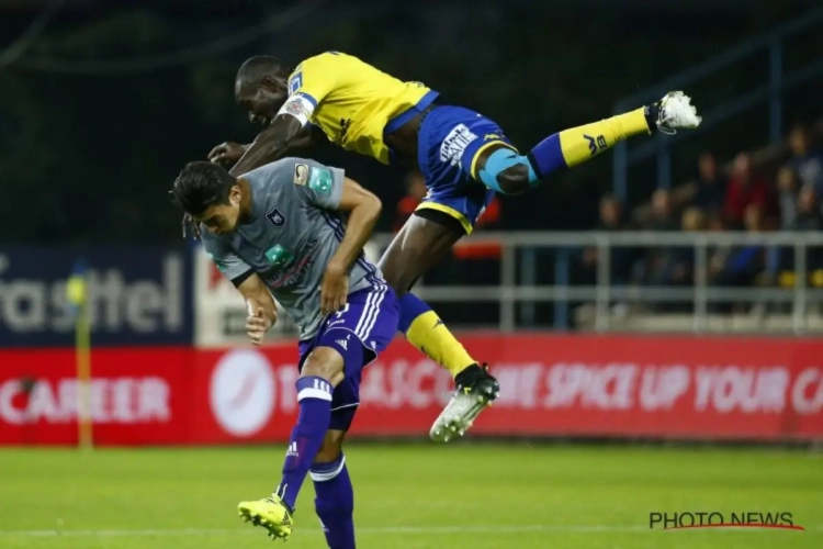 Analisten kunnen er met hun verstand niet bij dat Reviewcommissie niet ingreep: "Dus Sa Pinto moet naar de tribune en hij mag gewoon spelen?"