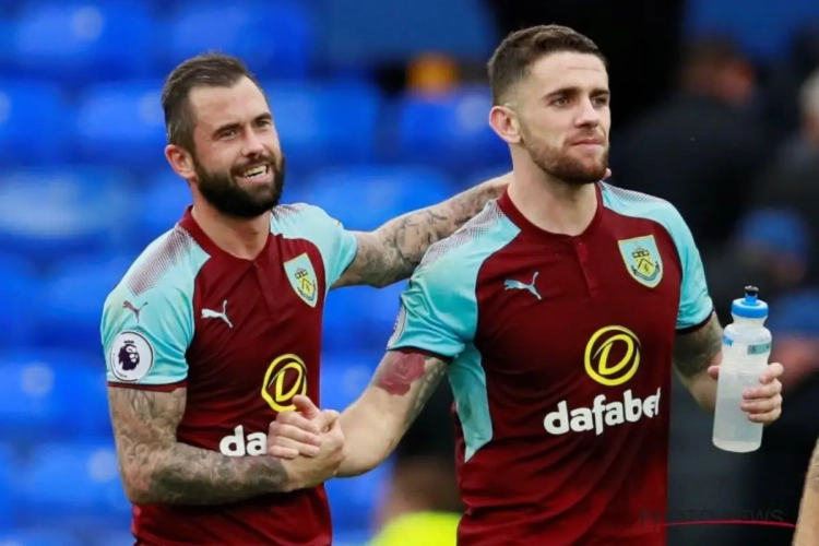 Auwch! Steven Defour ziet hoe tegenstander na zijn doelpunt keihard tegen de paal knalt