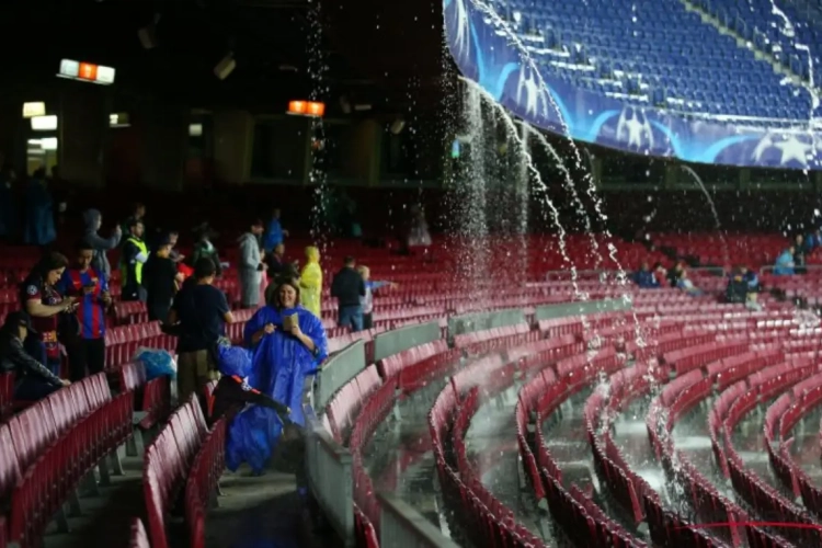 Olympiakos speelt Belg op wel érg vreemde plaats uit in bijzonder regenachtig Barcelona