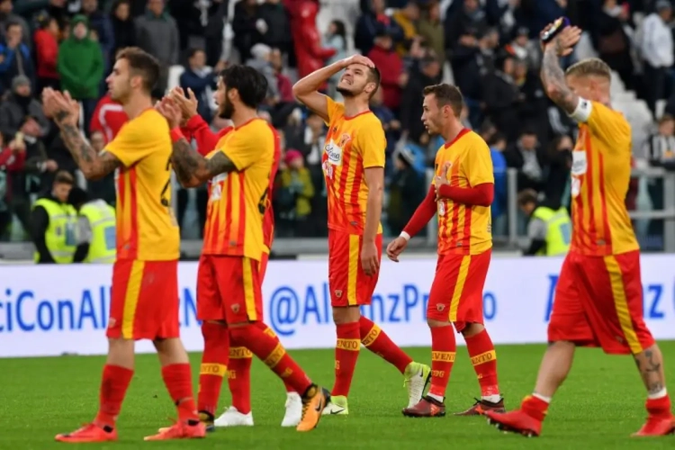 ? Nieuwbakken coach Gattuso lijdt meteen eerste puntenverlies met Milan bij rode lantaarn door geweldige goal van de doelman in ultieme slotfase