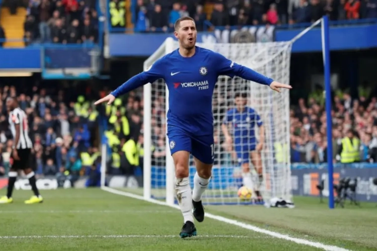 ? Zelden gezien op een voetbalveld: scheidsrechter maakt zélf overtreding (op ploegmaat van Hazard en Courtois)