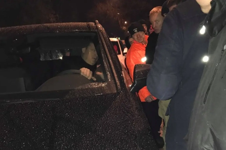 Fans op hun ziel getrapt: hele groep zakt af naar Neerpede en vraagt om uitleg, Kara krijgt alles over zich heen