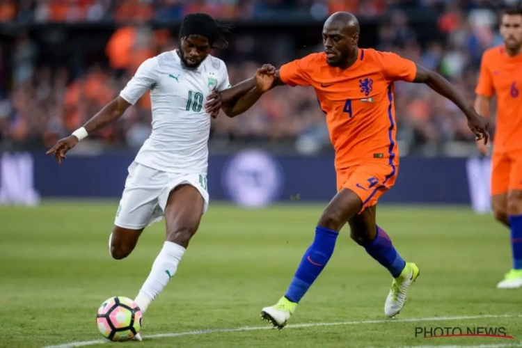 Marc Wilmots wordt nu onderuit geschoffeld door speler Ivoorkust