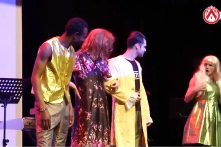 ? Eersteklasse-spelers in een jurkje: Romeo en Julia voor groot publiek