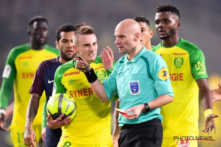 Scheidsrechter die speler opzettelijk tackelde voor onbepaalde tijd op non-actief gezet, dit was zijn reactie