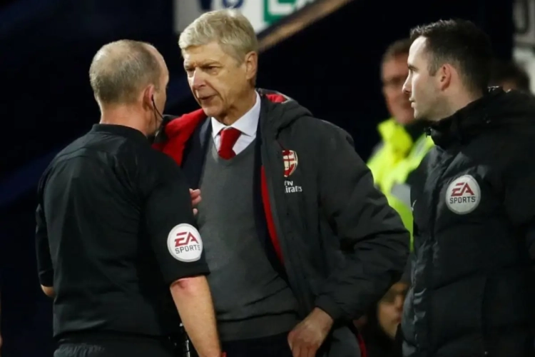 Arsenal-coach Wenger ging helemaal zijn boekje te buiten op oudejaarsavond: "Jij bent een schande en niet eerlijk"