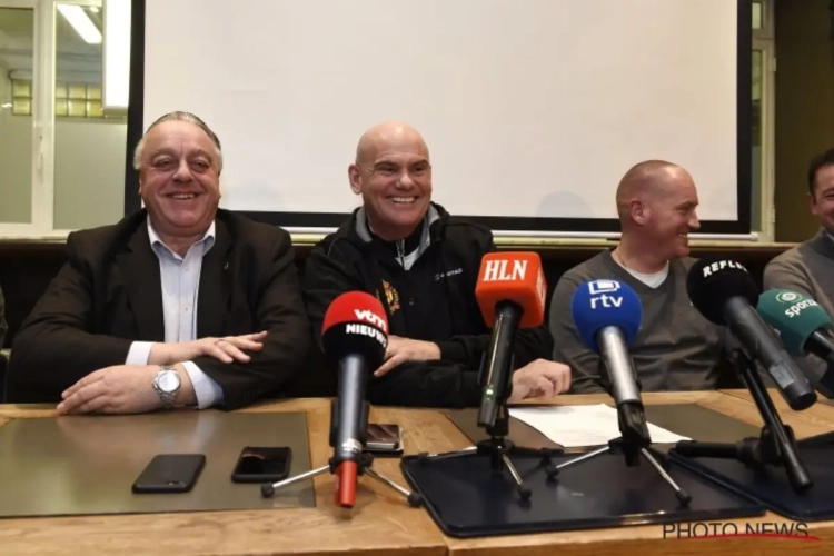 Kersvers KV Mechelen-coach Van Wijk pareert voorzitter Timmermans op magistrale wijze: "Tinder, dat zag ik toch op jouw smartphone staan? 