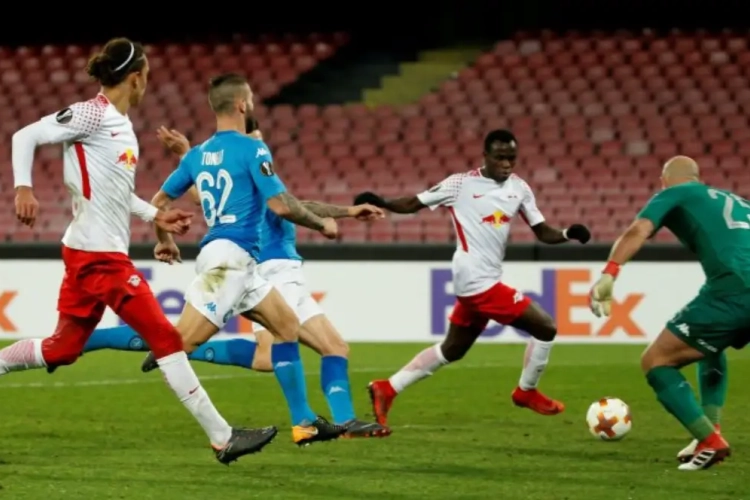 Ongezien! Leipzig bouwt betonnen muur ín de kleedkamer... zodat coach Mertens kan roken