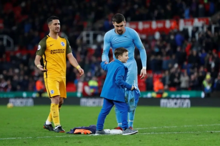 ? Wat een klasbak die Ryan! Ex-doelman Club stopt eerst penalty en pakt daarna uit met hartverwarmend gebaar