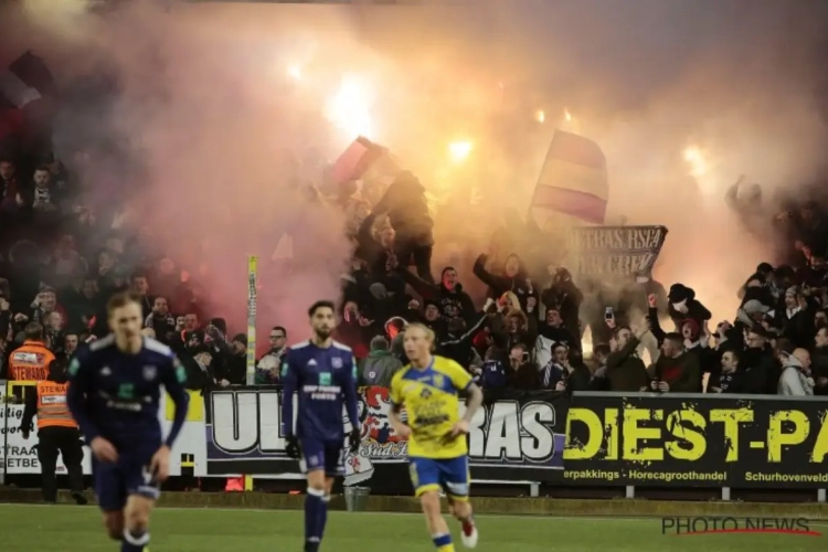Dat kan er wel nog bij... STVV-Anderlecht stilgelegd door rookbommen in het bezoekersvak
