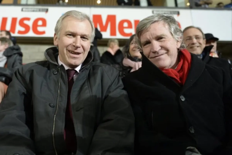 Ex-premier en notoire Standardfan legt er zich al bij neer: "Club steekt er met kop en schouders bovenuit en zal comfortabel kampioen spelen"