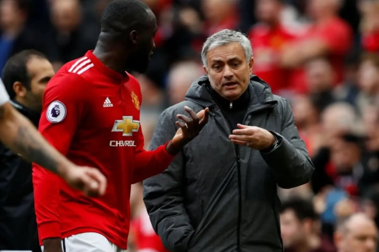 Jan Mulder geeft nog eens van jetje: "Lukaku heeft één bal geraakt, treurig! Ik kan niet enthousiast zijn over Manchester United, nee!"