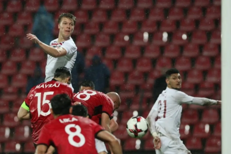 ? Bingo voor Buffalo! Verdediger van AA Gent kopt raak voor z'n land