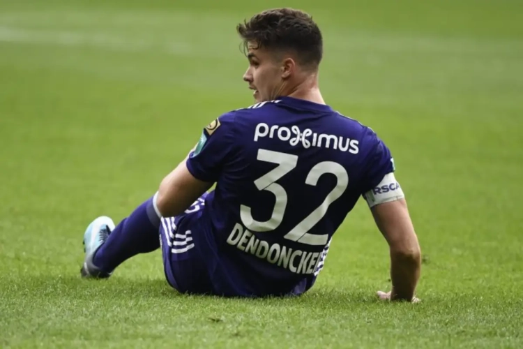 Dendoncker overtuigt opnieuw niet en werkt zelfs publiek op de zenuwen, maar Vanhaezebrouck komt achteraf met verklaring die ander licht werpt op flauwe prestatie