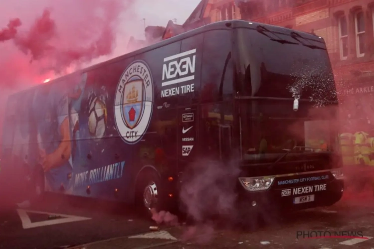 ? De vurige start van een rode avond: Spelersbus Manchester City zwaar beschadigd in Liverpool, politie opent onderzoek