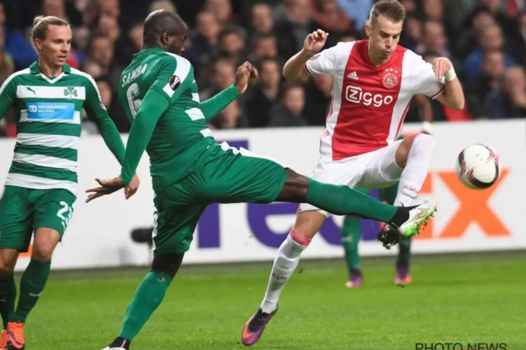 Geblesseerde rechtsbuiten van Ajax was opvallende verschijning in Genk: wenkt een uitleenbeurt of kwam hij er scouten met zijn vader?