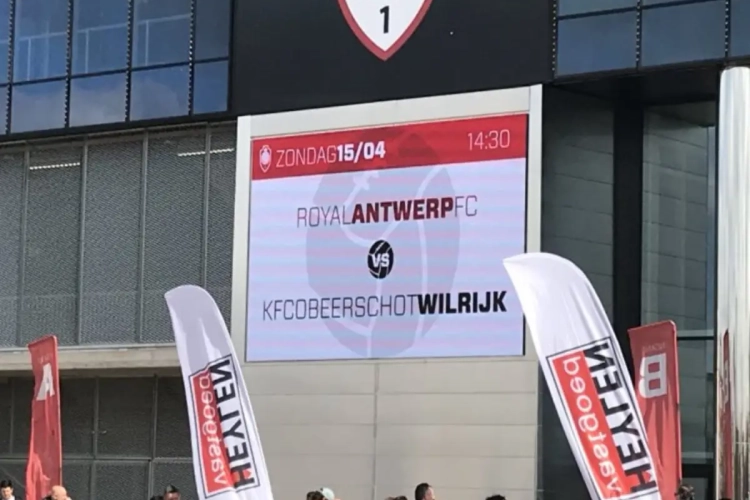 Ook aan stadion jent Antwerp de buren, die ook wel iets in petto hebben: 't is tegen Wilrijk dat ze spelen en "Eddy Wauters rijdt mee"
