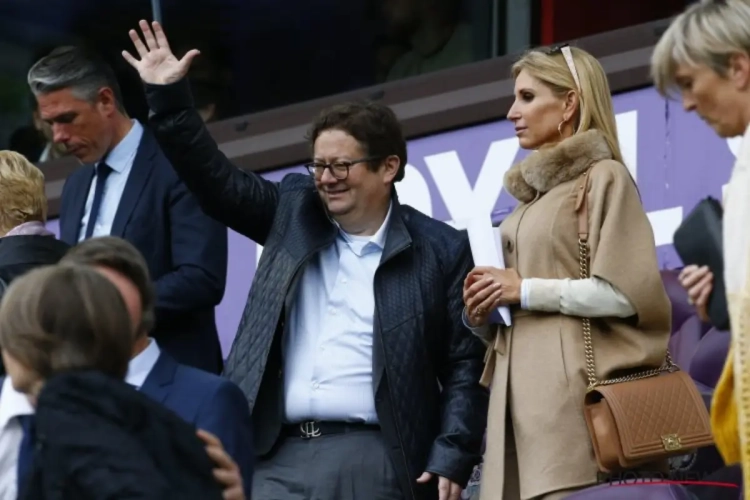 ? Ai! Anderlecht-voorzitter Marc Coucke gaat op de foto met icoon Robbie Rensenbrink... maar dat blijkt Gille Van Binst te zijn