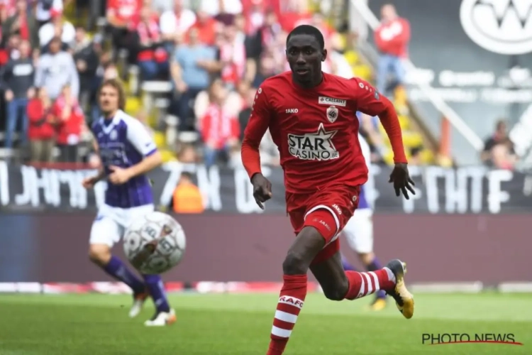 ? Matchwinnaar Owusu wordt (letterlijk) op handen gedragen door Antwerp-supporters na de derbywinst