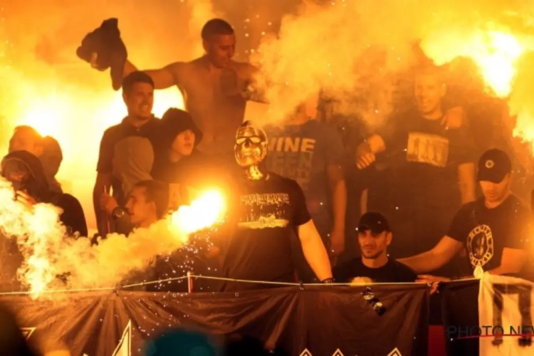 ? Zo gaat een titelviering in Servië eraan toe: spelersbus gaat tijdens feestgedruis in vlammen op