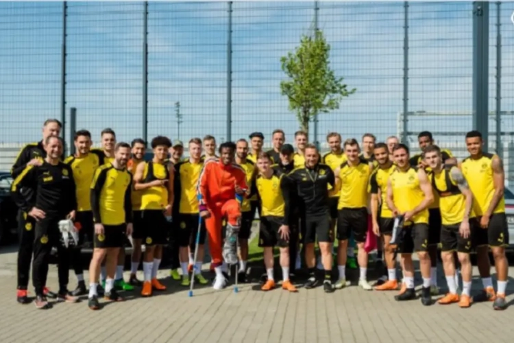 Kijk eens hoe geliefd Batshuayi is bij Dortmund, ploegmaat roept bestuur zelfs op om Rode Duivel te kopen van Chelsea